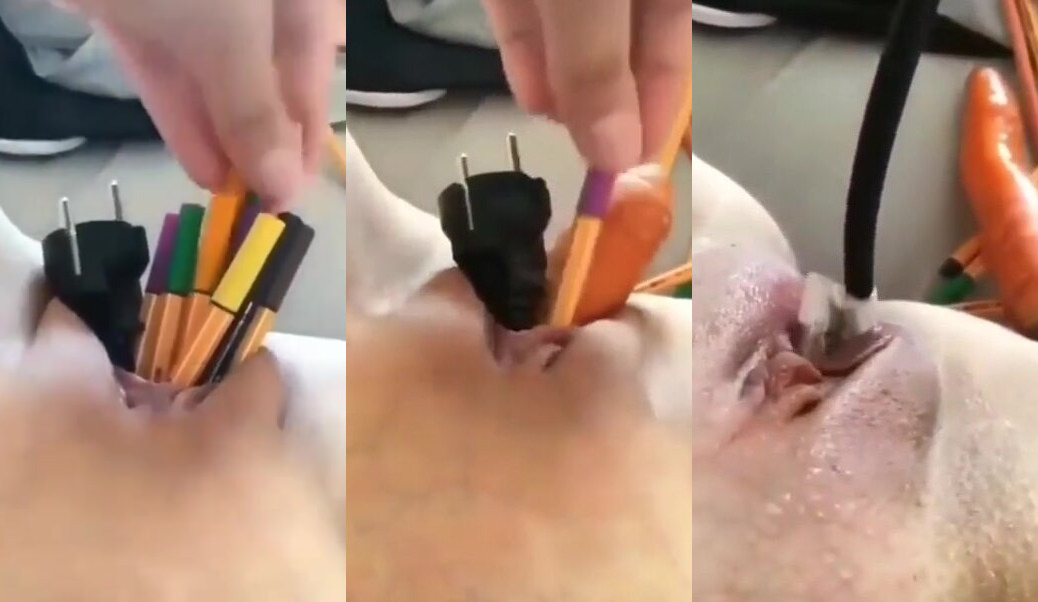 女孩慢慢拔出小穴中插滿了的一大把筆和一條很長的電源線