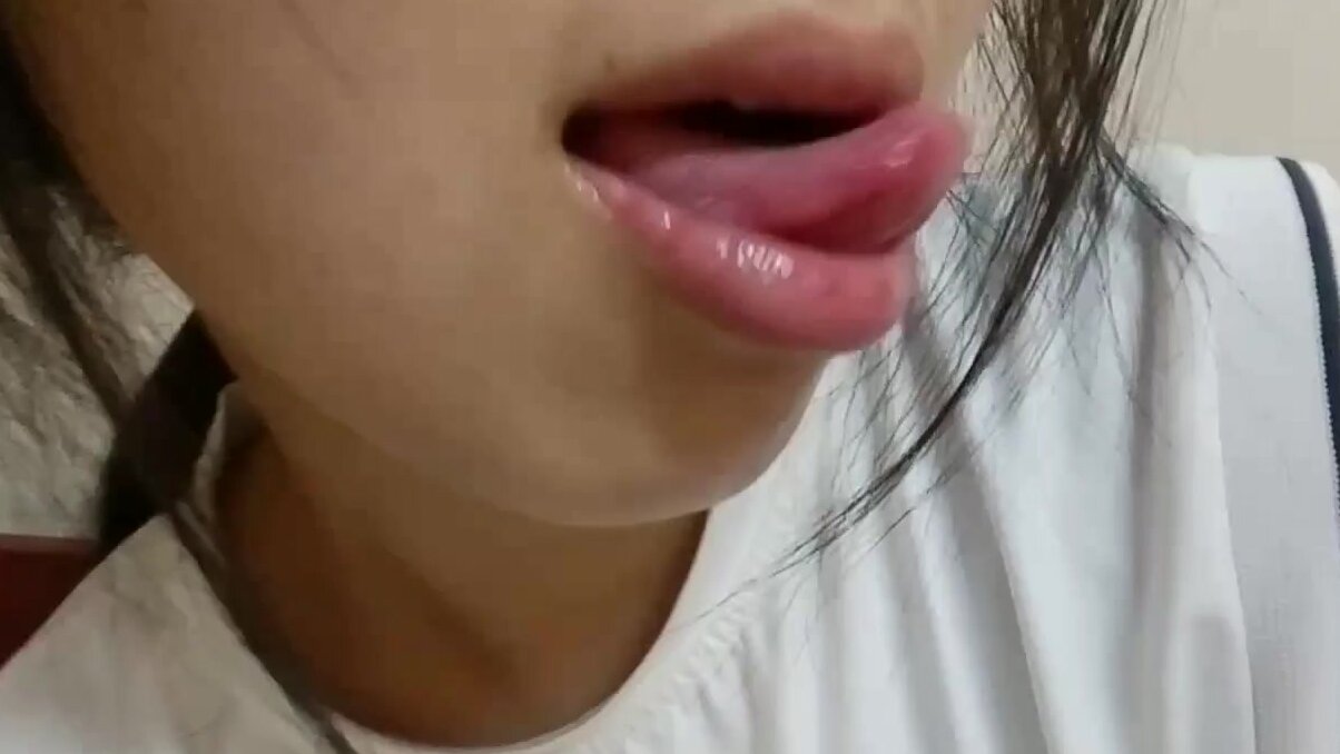 高中騷妹吐舌挖穴流水