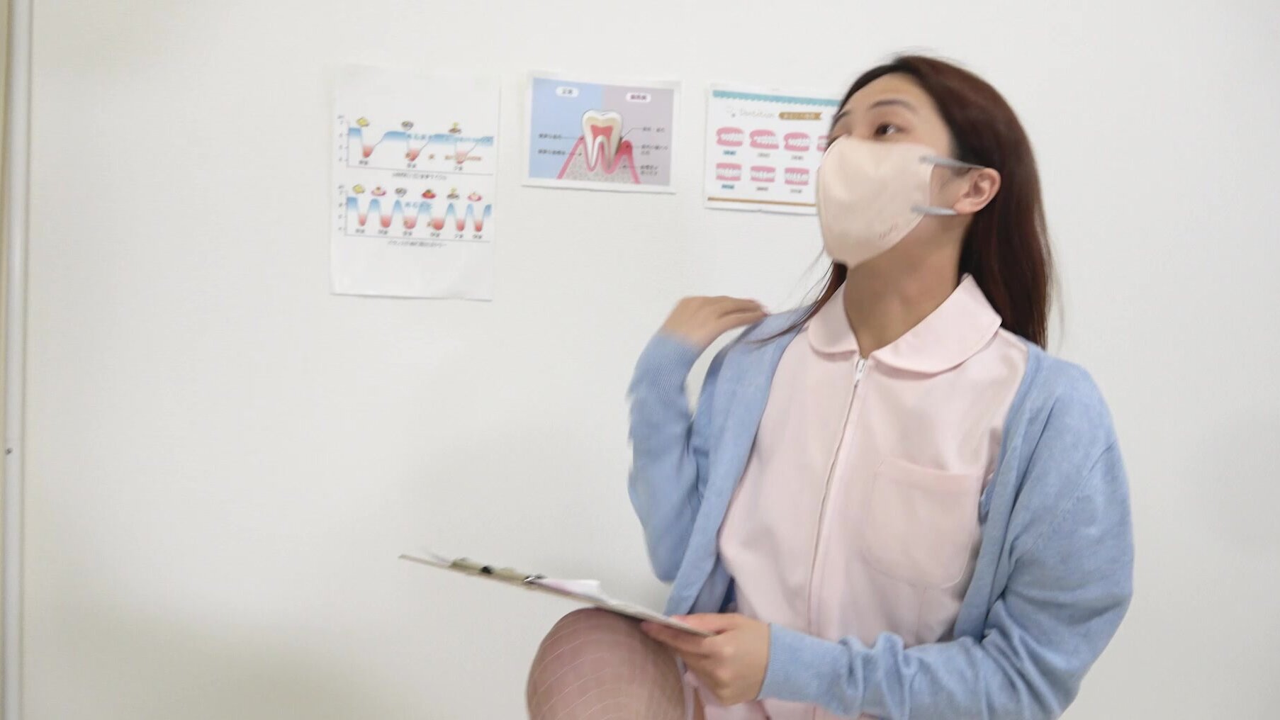 ノーパンノーブラ剛毛歯科助手♡ローアングルから見るおまんこと美乳がエロすぎる♡【ローアングル/美乳/ナース服】
