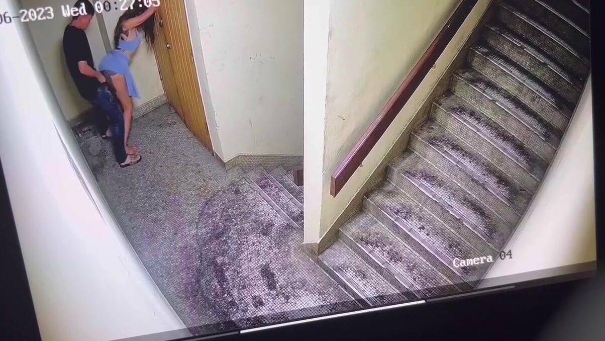 新加坡樓梯口小情侶幹起來