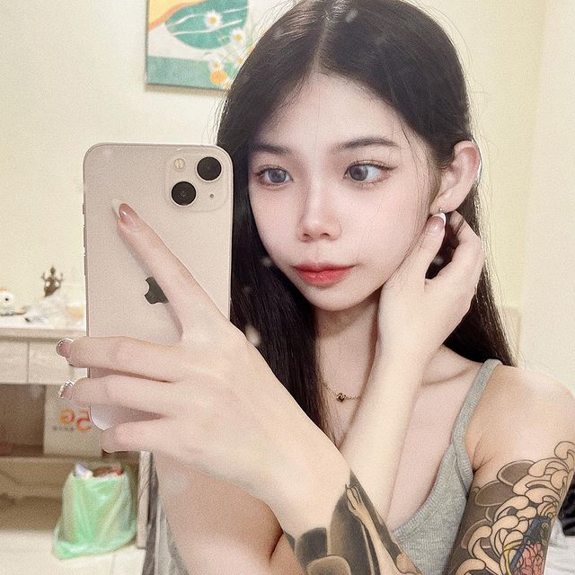 刺青妹摳屄自拍給男友看被公開