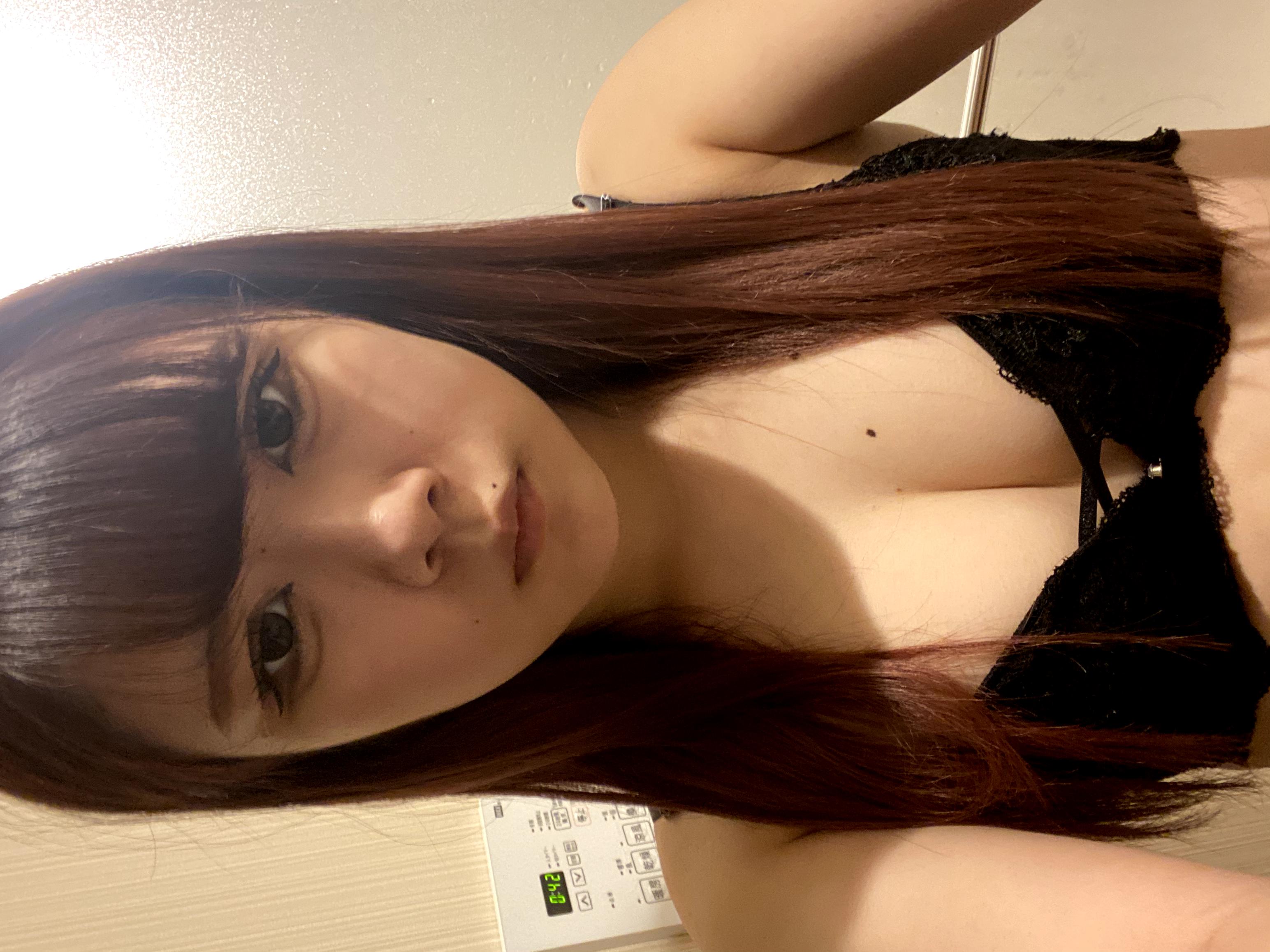 美少女のツルツルおまんこを撫でる