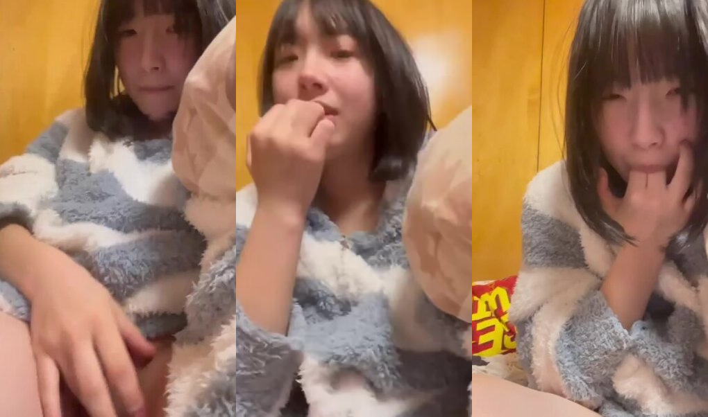 可愛い妹が指を舐めながらマンコを觸る