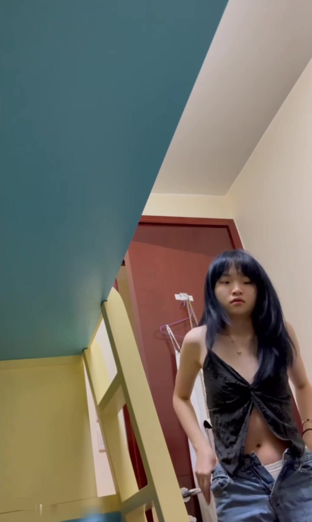 上海小學妹被邪惡叔叔包養幹的面目扭曲洗澡做愛換衣全洩密