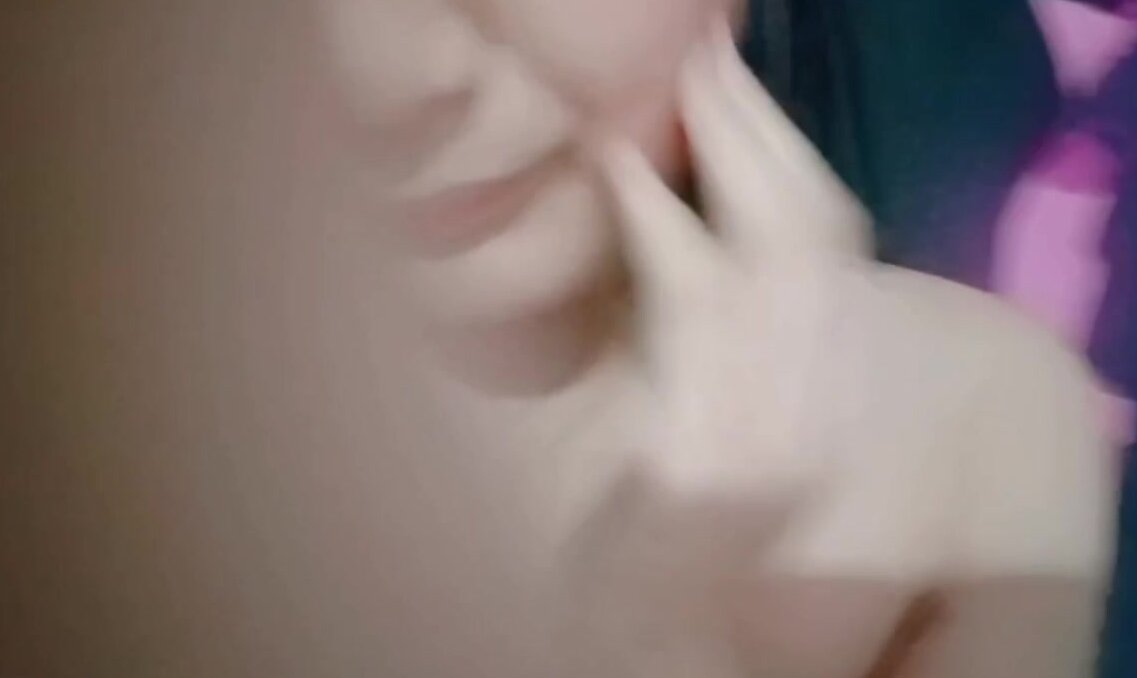 少女玩乳夾假屌自慰調教