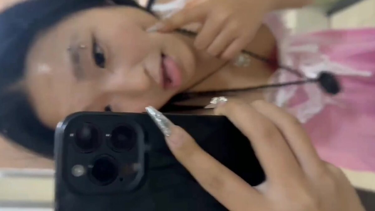 舌釘騷妹子露奶自拍