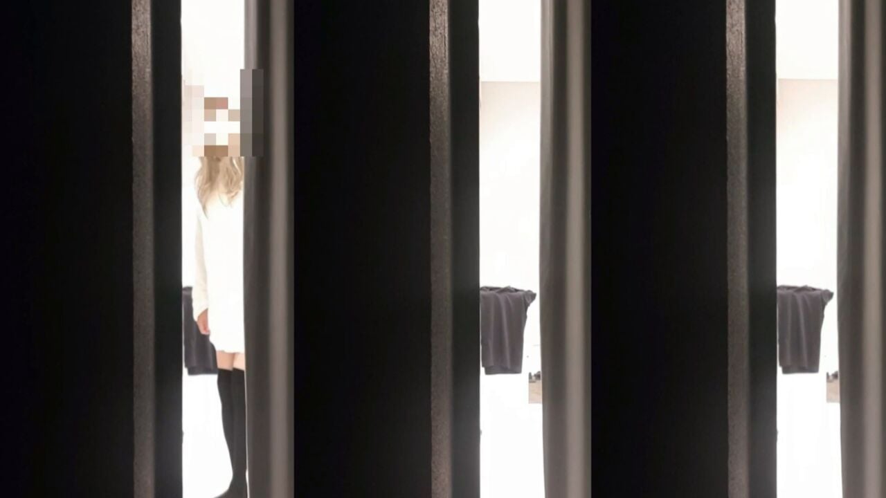 隔壁鄰居年輕金髮美女不知道為什麼對著窗把裙子掀起來給我免費看她粉紅色小內褲