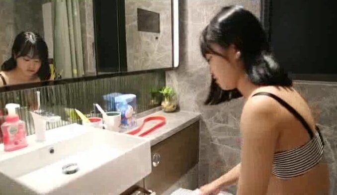 有點嬰兒肥的女生私拍不慎流出，沒想到小嫩B已經被開發過了