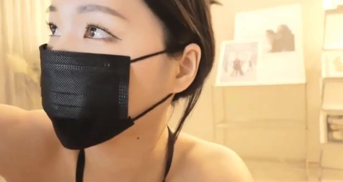 女孩自慰瘋狂淫叫