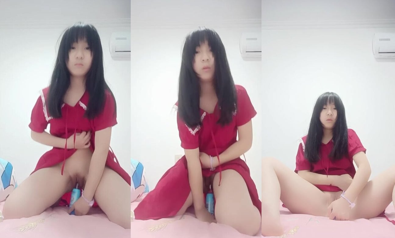 妹子床上騎瓶子自慰