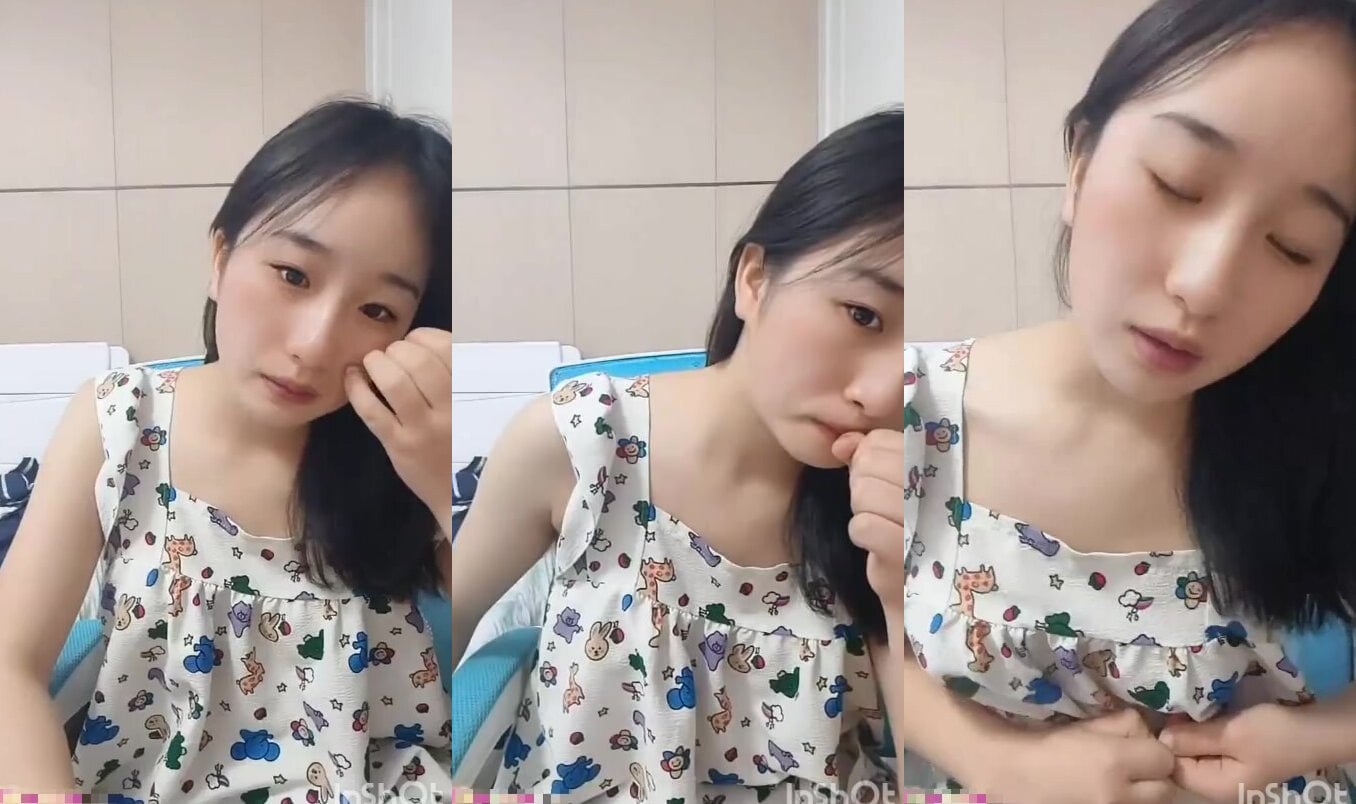 身材不錯的小美女，清純可愛誘人，在狼友的指揮小脫光光展示，揉奶玩逼衛生間內把自己摳尿，呻吟可射好騷啊