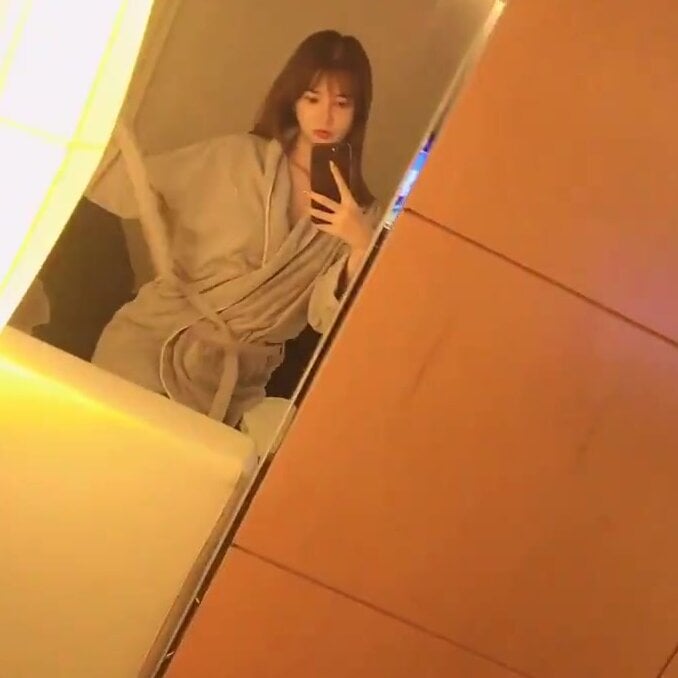 美女解浴袍性感對鏡
